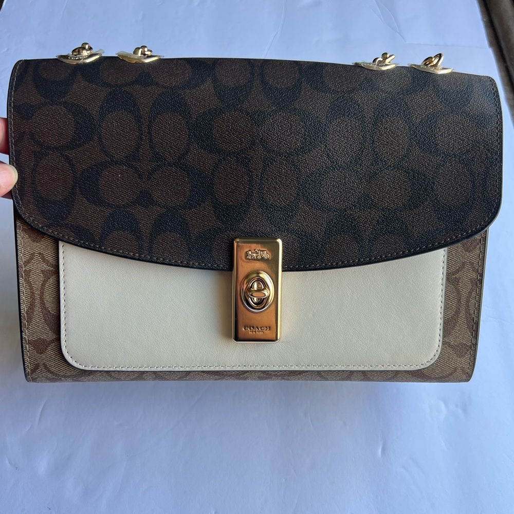 NWOT COACH C1539 Lane Shoulder Bag
NWT
In Blocked Signature Canvas